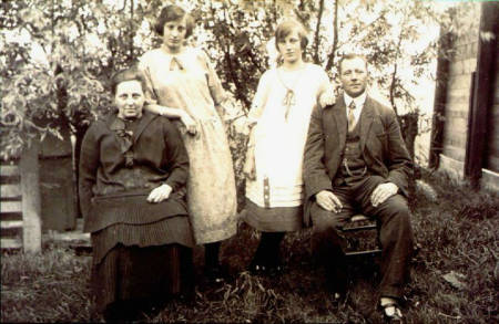 De familie Boersma in de tuin bij de buren, E Reidsma.